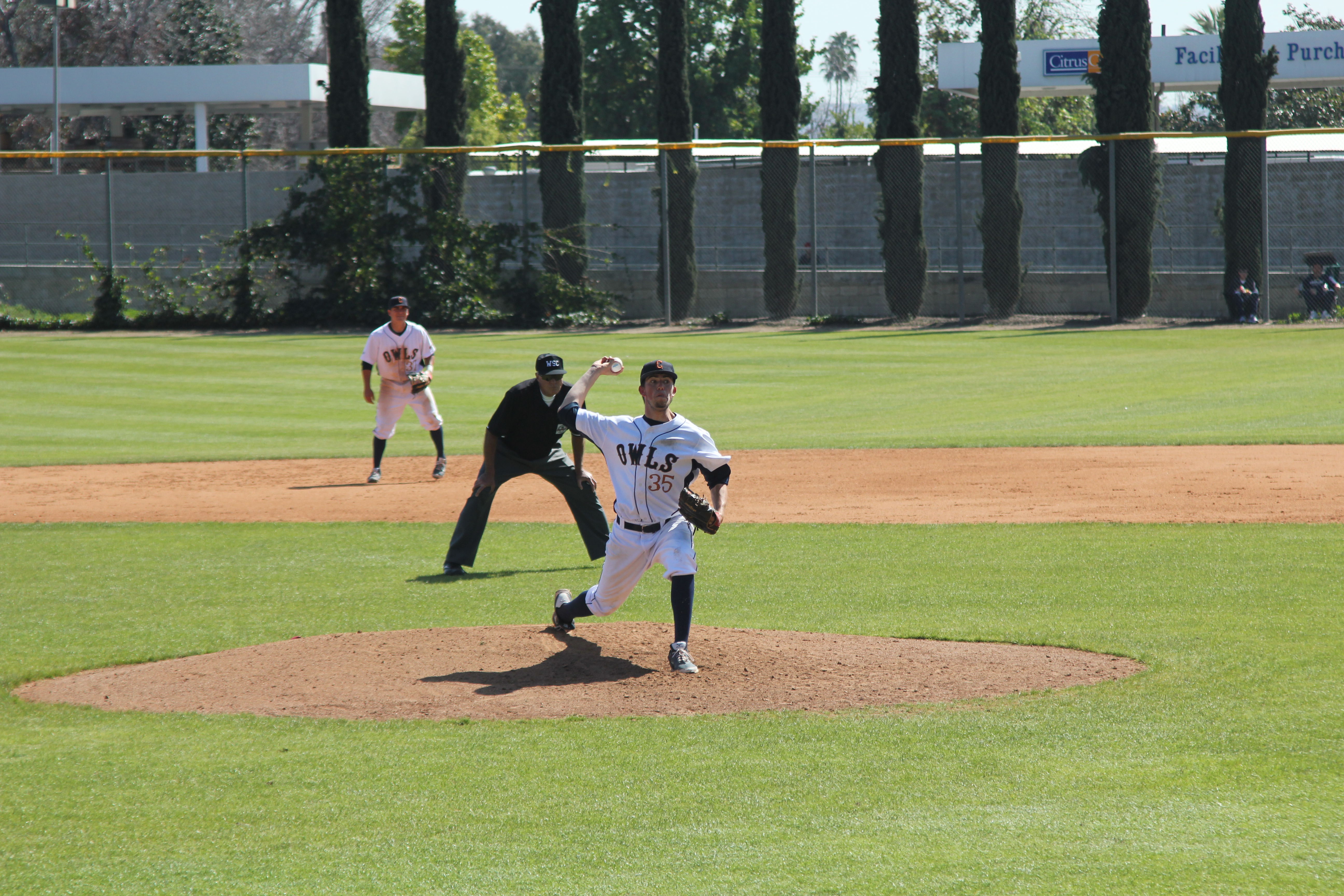 Middle inning surge too much for Owls to overcome