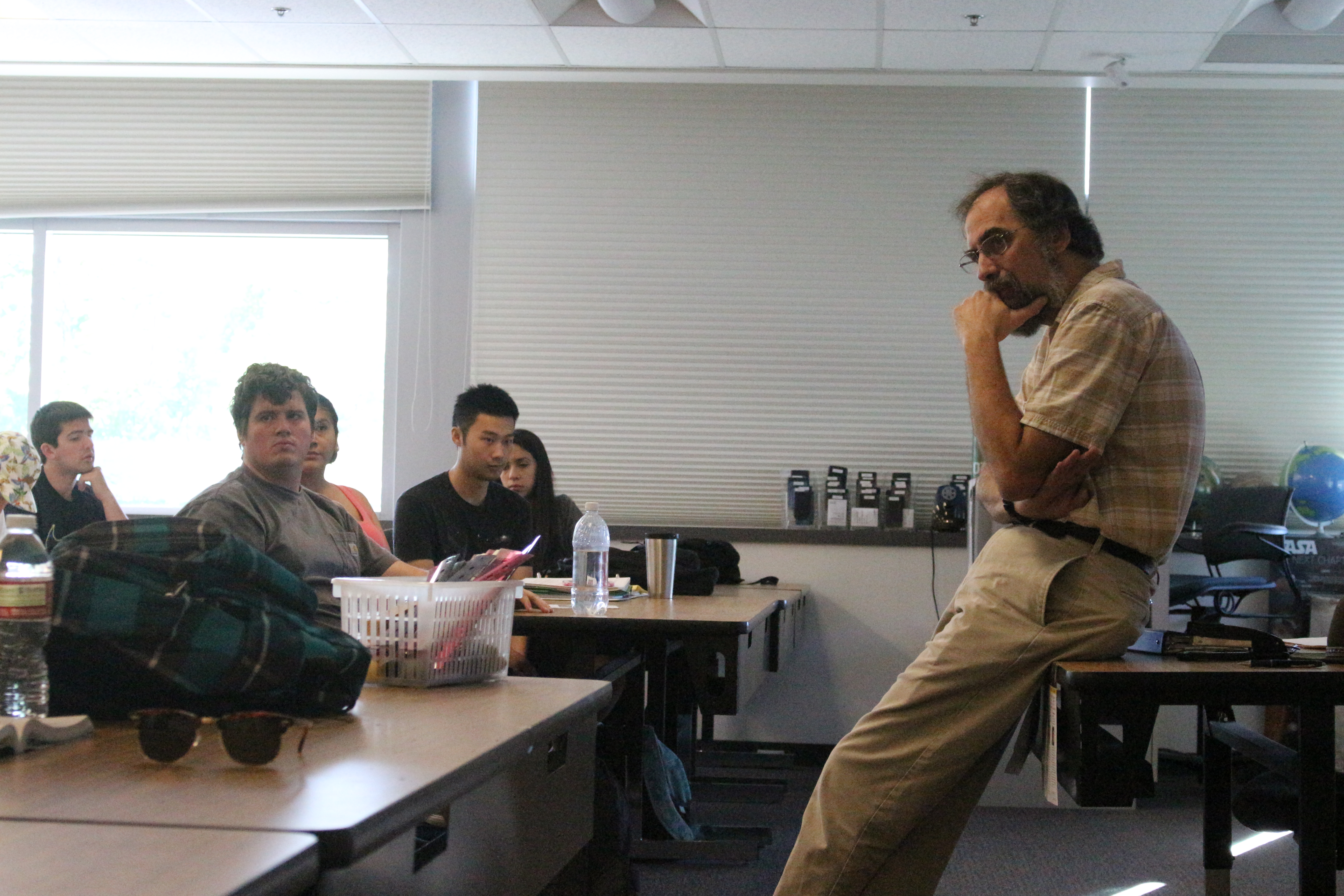 Astronomy professor wins award