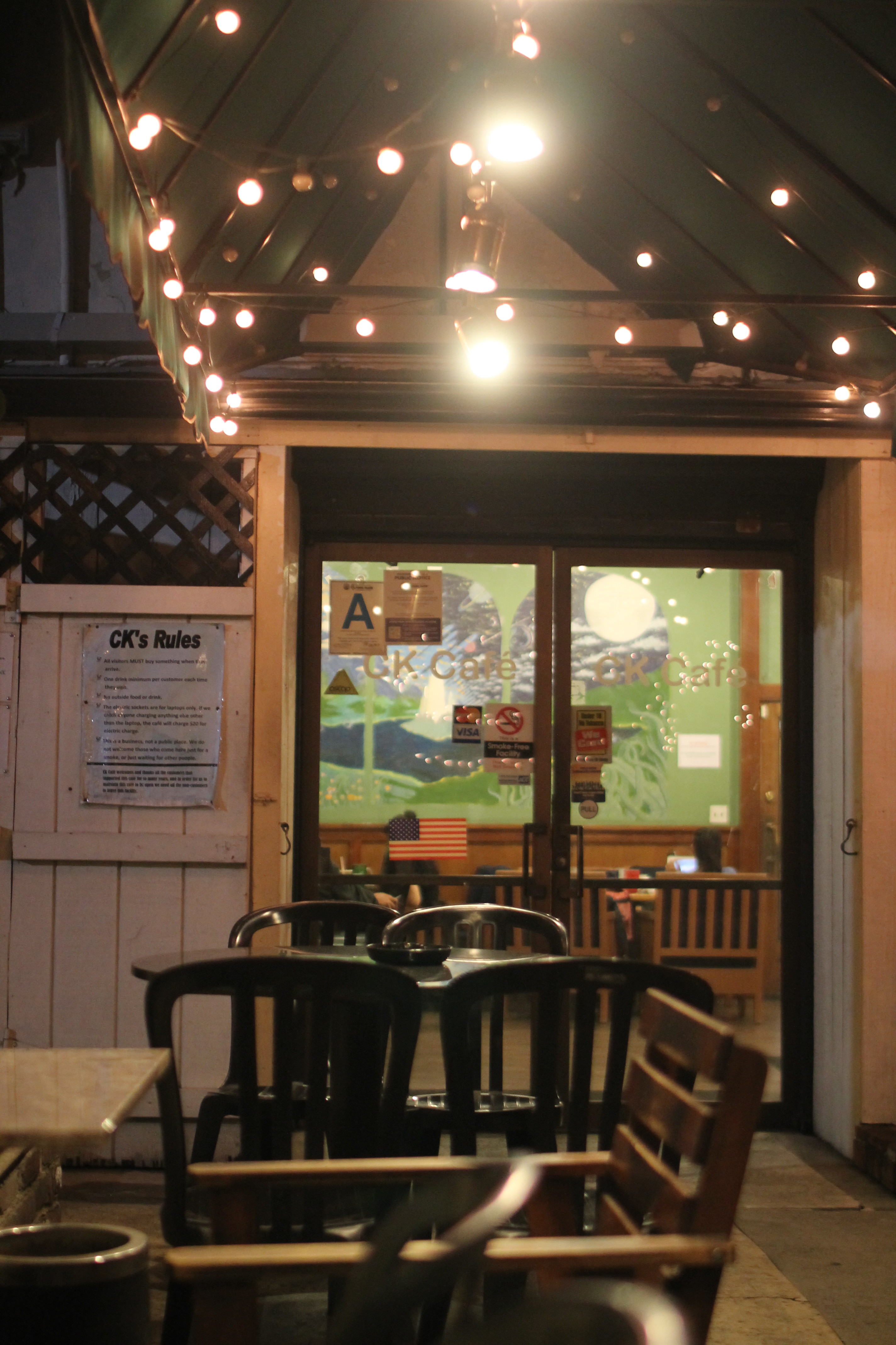 2. CK’s provides an outdoor patio area decorated with twinkly lights.