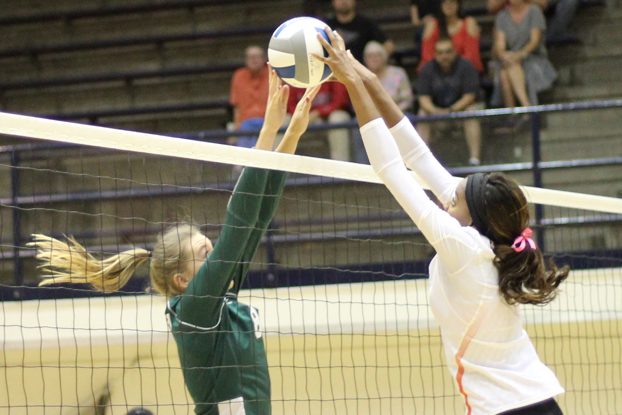 Women’s volleyball loses to Cuesta College