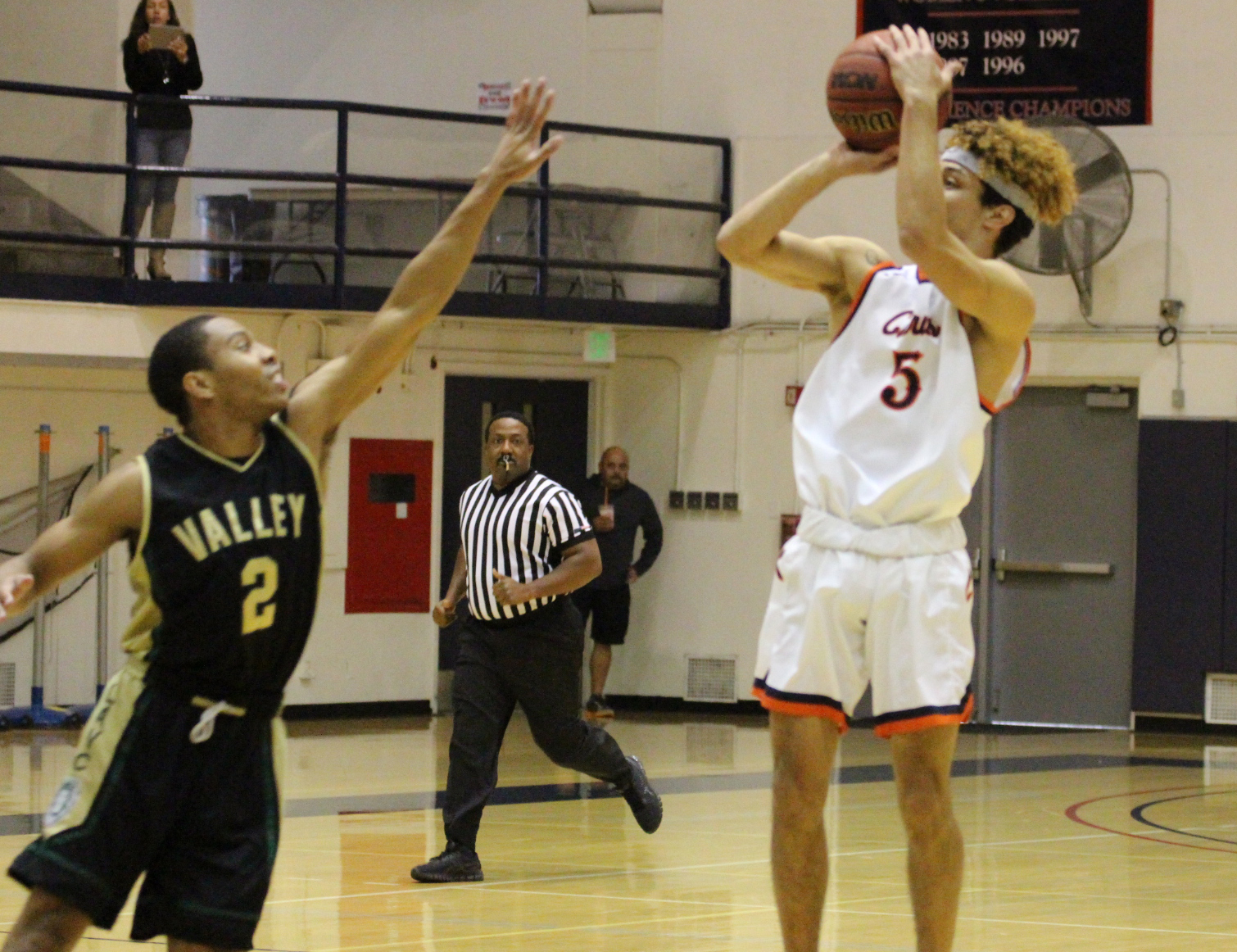 Men’s basketball survives late Glendale run, win seventh straight