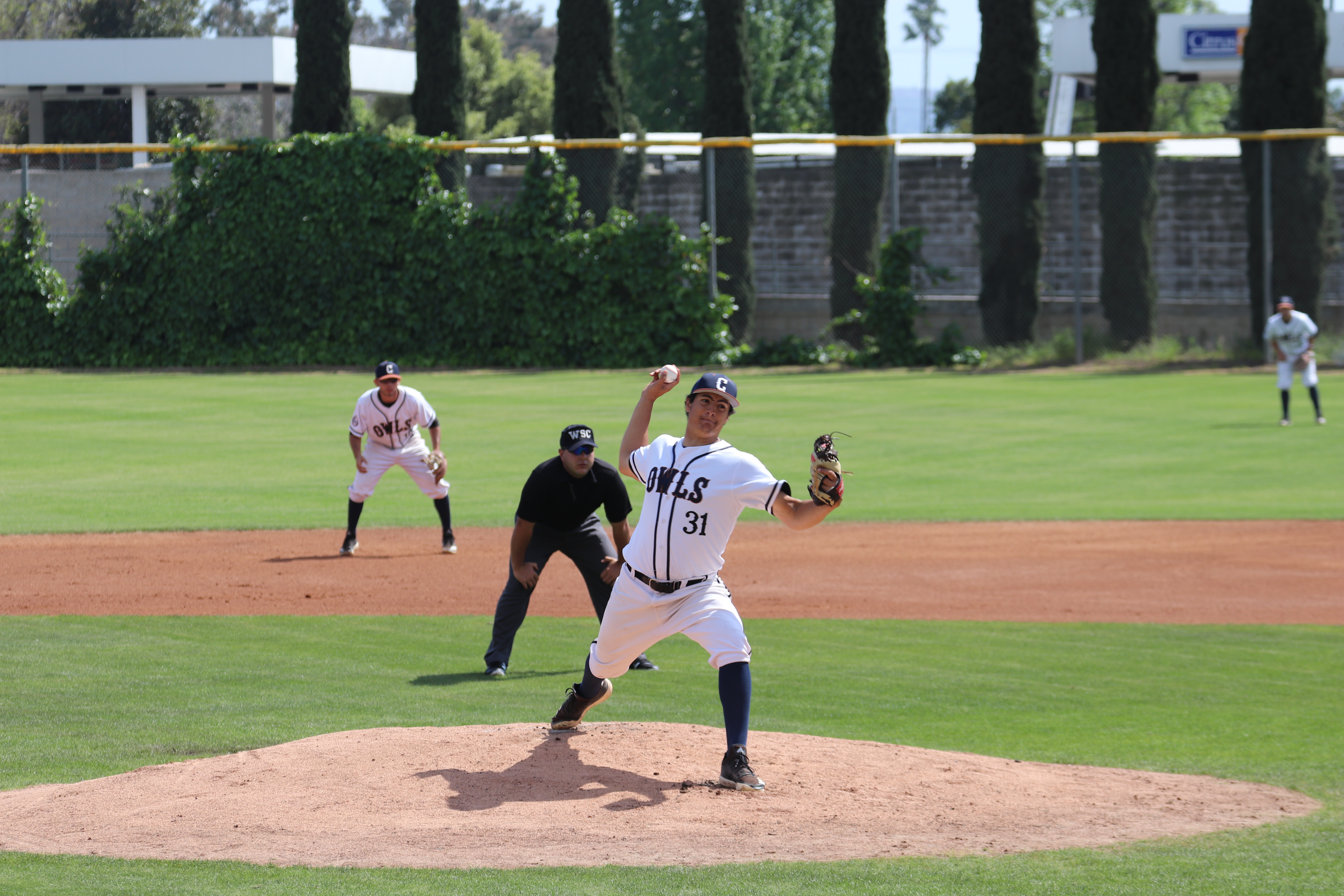 Pitching secures win for Owls in first game of series with Barstow College