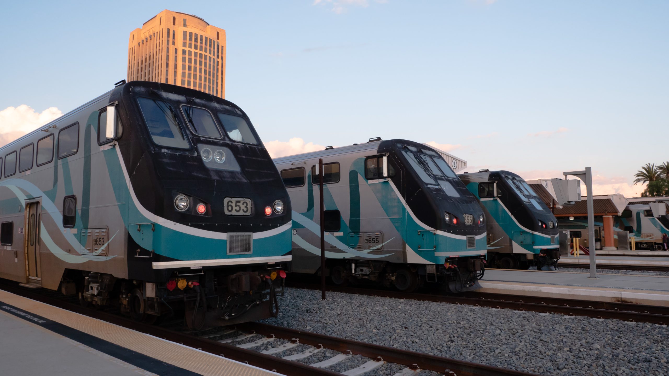 Students get free rides on Metrolink trains through March 2024